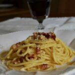 bucatini carbonara en assiette