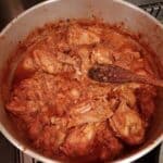 Poulet chasseur qui cuit