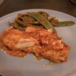 Poulet chasseur dans l'assiette